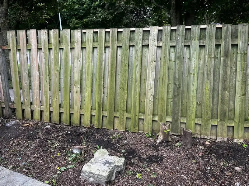 Modern wooden fence and deck construction by Fols Design